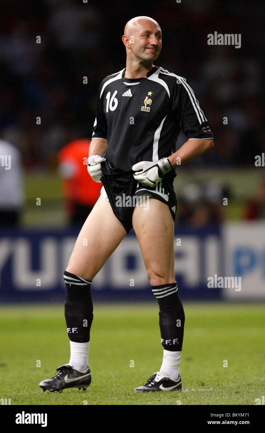 France goalkeeper Fabien Barthez reacts to a missed scoring opportunity during the 2006 FIFA World Cup final against Italy. Stock Photo