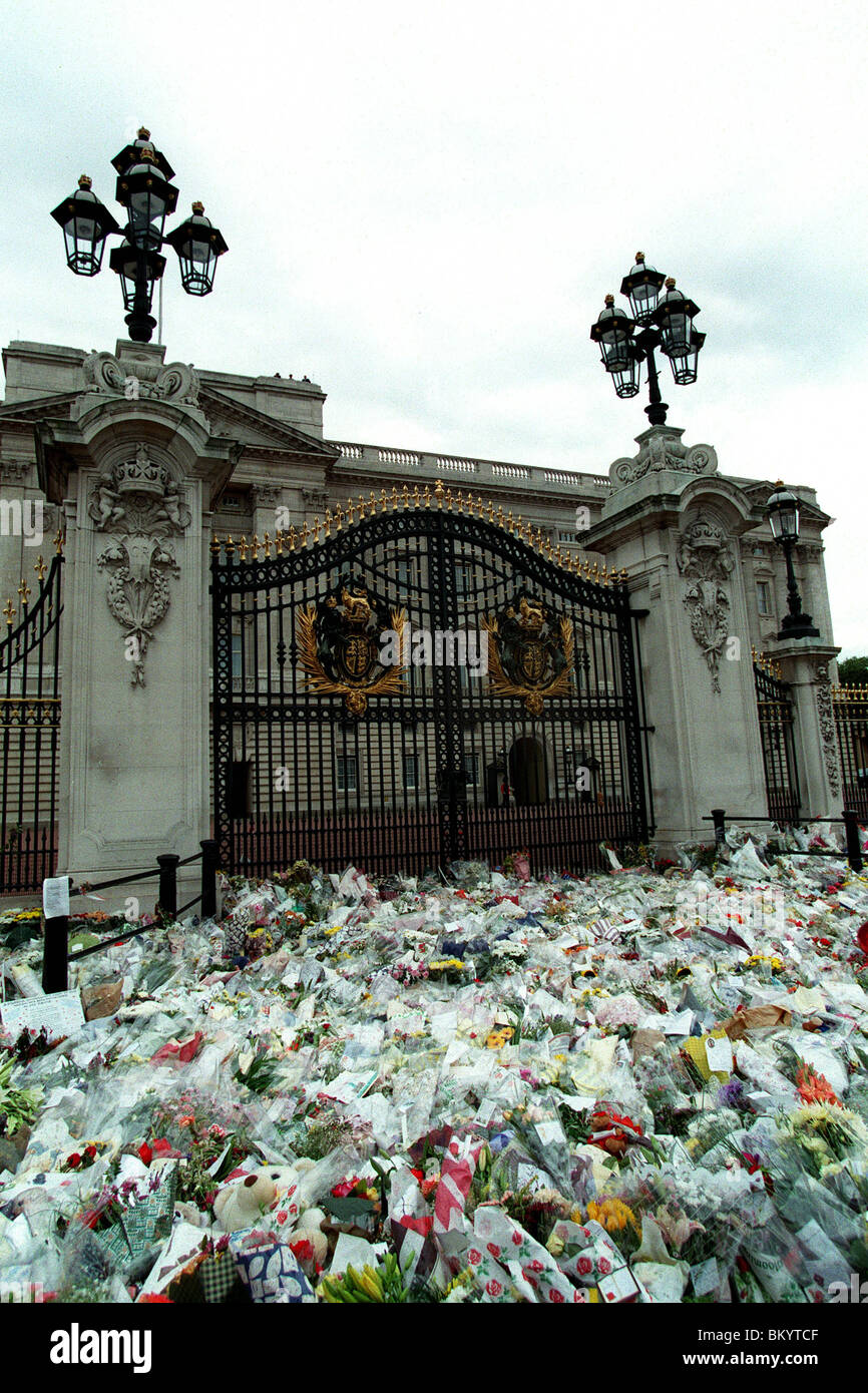 FLORAL TRIBUTES TO DIANA OUTSIDE BUCKINGHAM PALACE 14 September 1997 Stock Photo