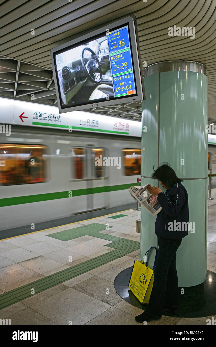 Metro Shanghai, Info screen, mass transportation system, subway, public transport, underground station, platformcommuters Stock Photo