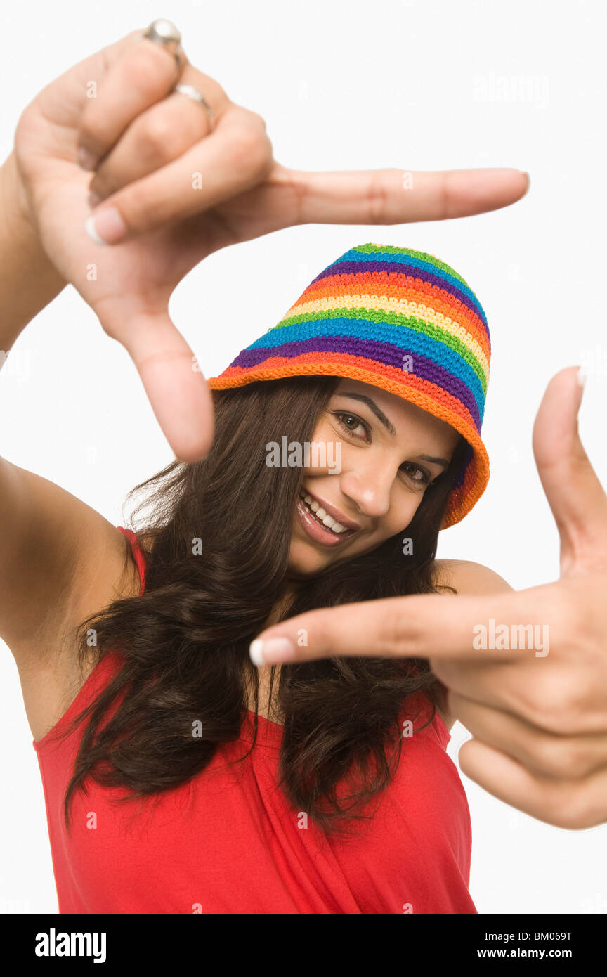 Finger/hand Framing Woman making a finger frame Stock Photo - Alamy