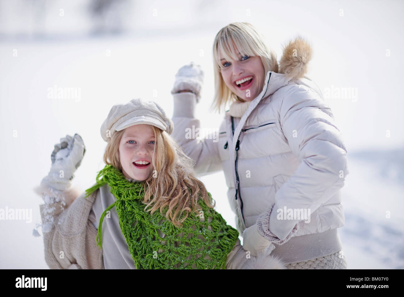 Снежки по взрослому. Игра в снежки с девушкой. Девушка играет в снежки. Красивые девушки играют в снежки. Snowball Fight девушка.