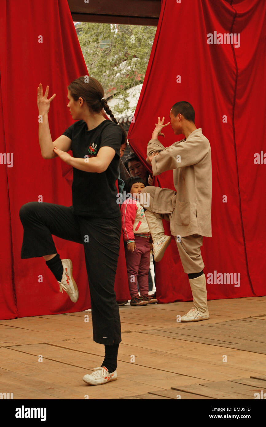 practice for foreign students in side courtyard of the Shaolin Monastery, known for Shaolin boxing, Taoist Buddhist mountain, So Stock Photo