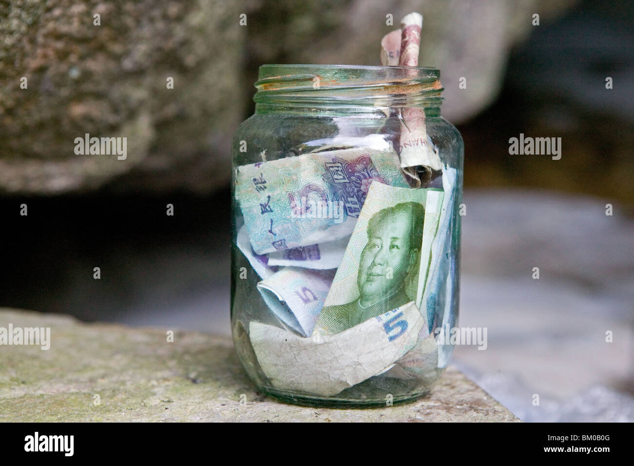 donation jar, Chinese money with portrait of Mao, China, Asien Stock