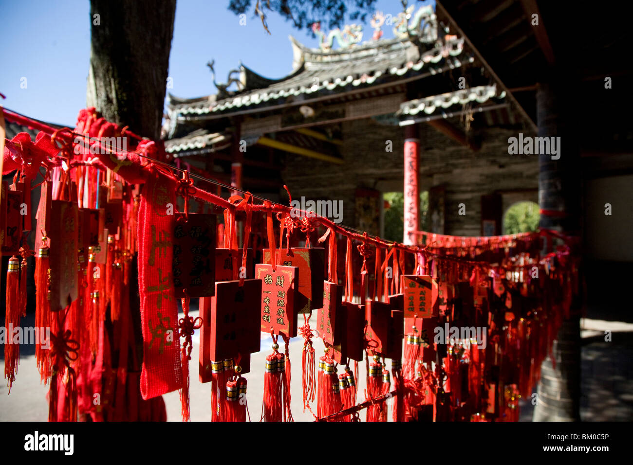 Red wooden talismans at a temple of the Hakka people, Hongkeng, Longyan, Fujian, China, Asien Stock Photo