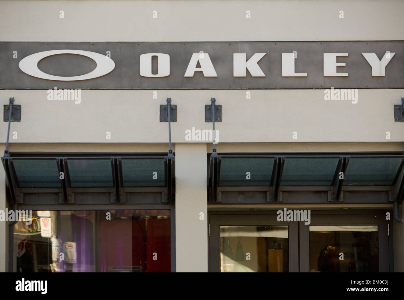 closest oakley store to me