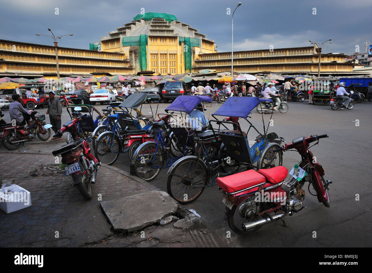 Phsar Thom Thmei (Central Market) in Phnom Penh Stock Photo - Alamy