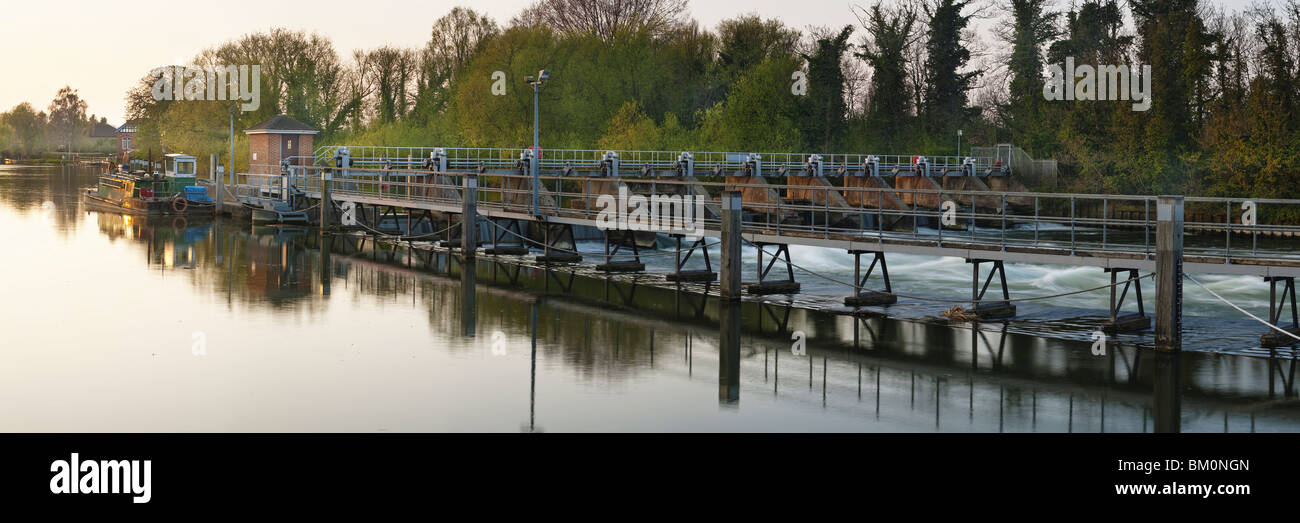 Weir at Bellweir Lock on the River Thames in Egham, Surrey, Uk Stock Photo