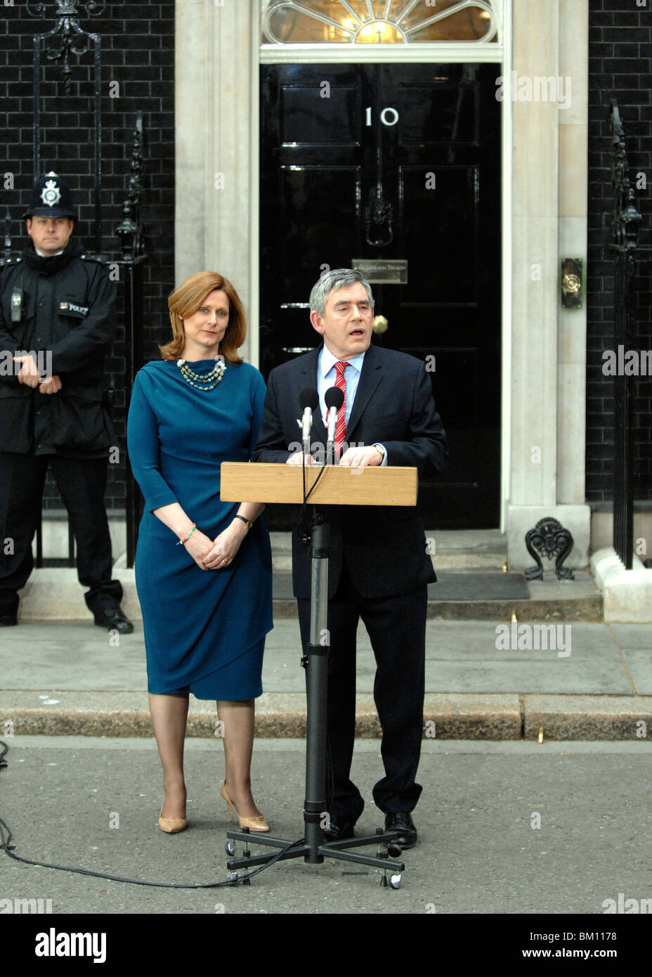 SARAH BROWN & GORDON BROWN MP PRIME MINISTER 11 May 2010 DOWNING STREET LONDON ENGLAND Stock Photo