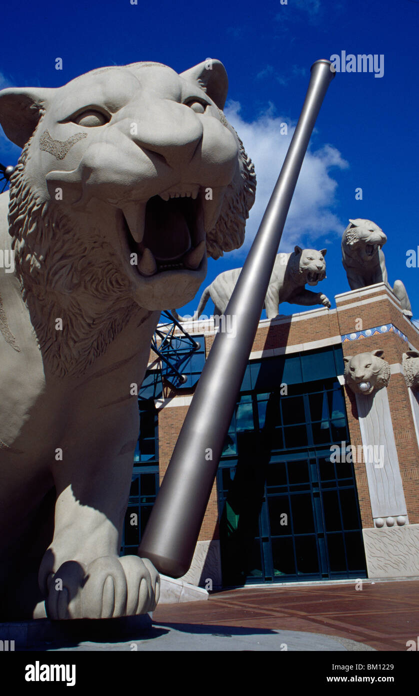 Tiger 👑! In honor of his final series, the @Tigers put a Miggy jersey on  the tiger statue outside of Comerica Park.💙🧡