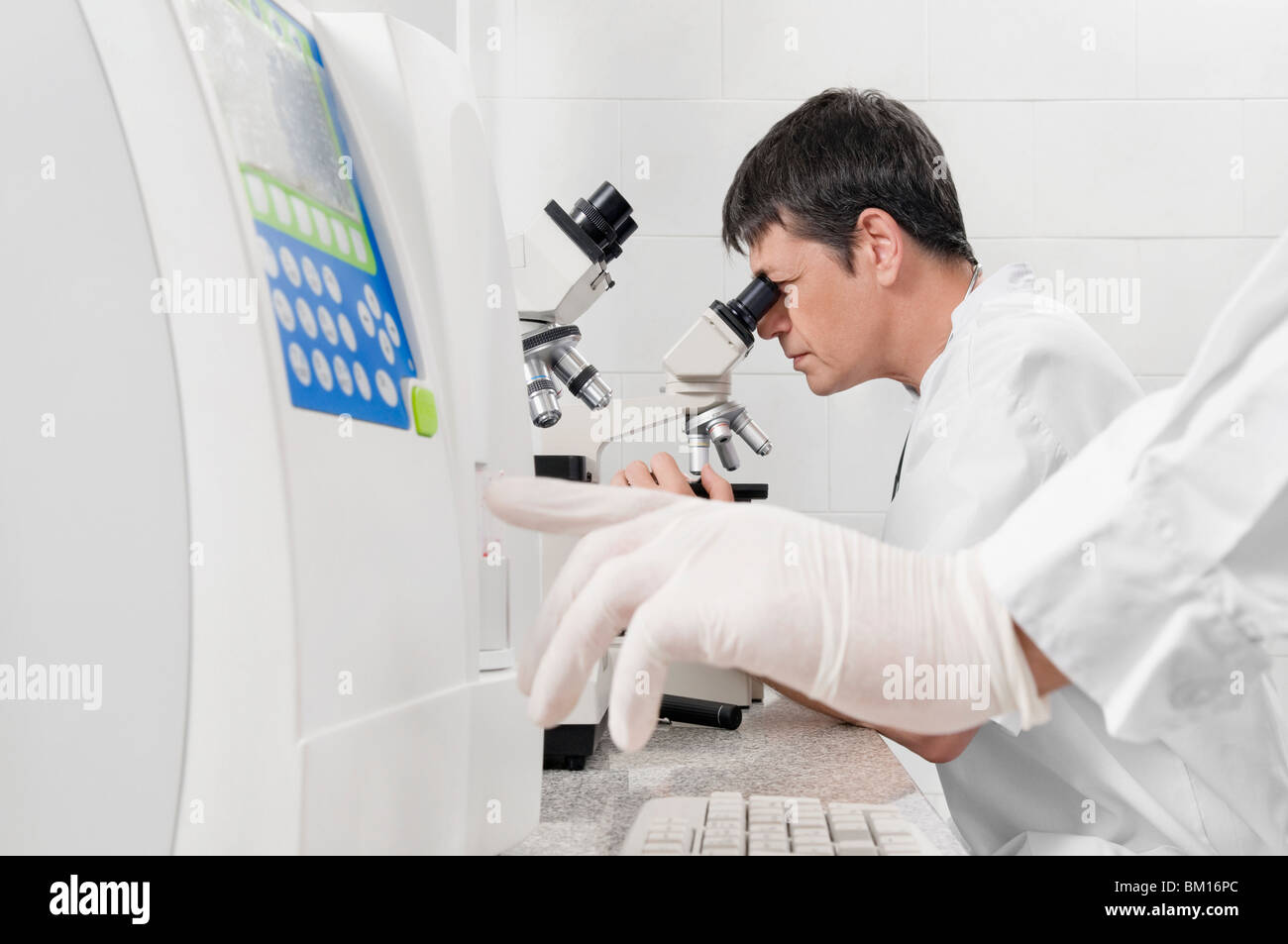 Химическая лаборатория. В исследовательском центре прогресс ученые работают посменно. Человек в лаборатории. А. Самарский университет имени с.