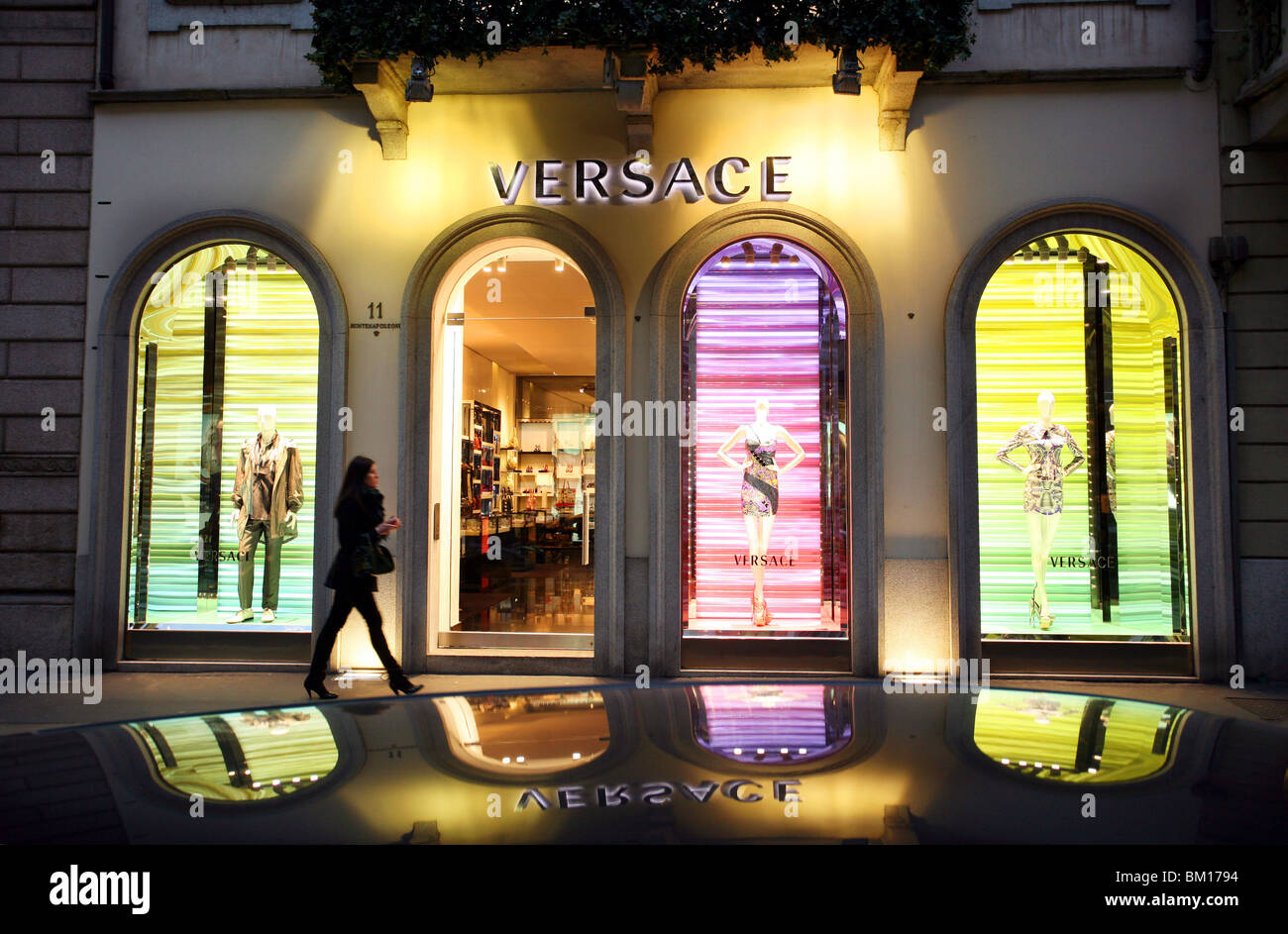 Shop Windows of a Louis Vuitton Shop in Milan - Montenapoleone Area, Italy.  Editorial Photo - Image of italy, fashion: 116865326
