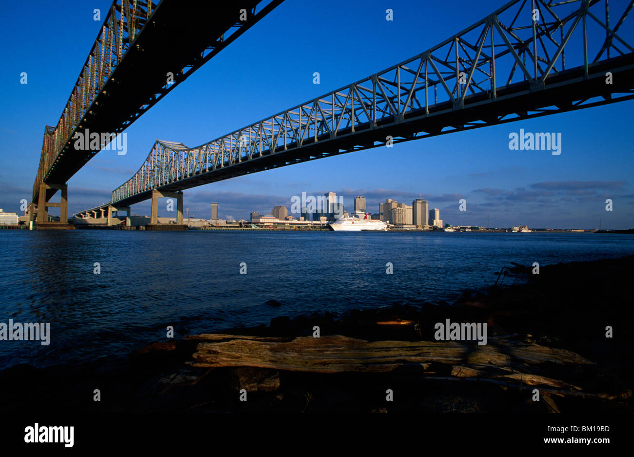 Bridge across river hi-res stock photography and images - Alamy