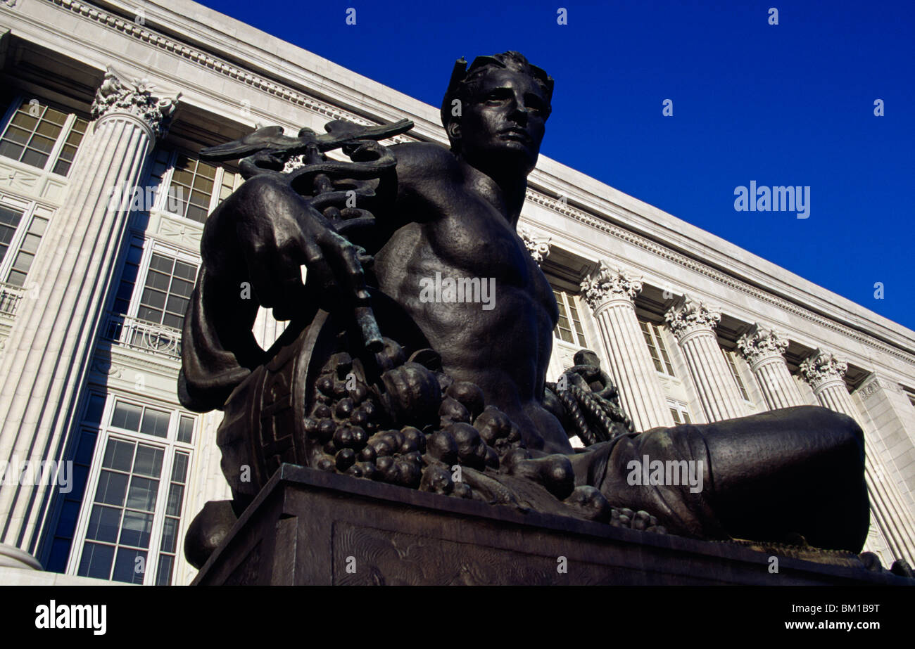 Statue in front of a government building, Missouri State Capitol