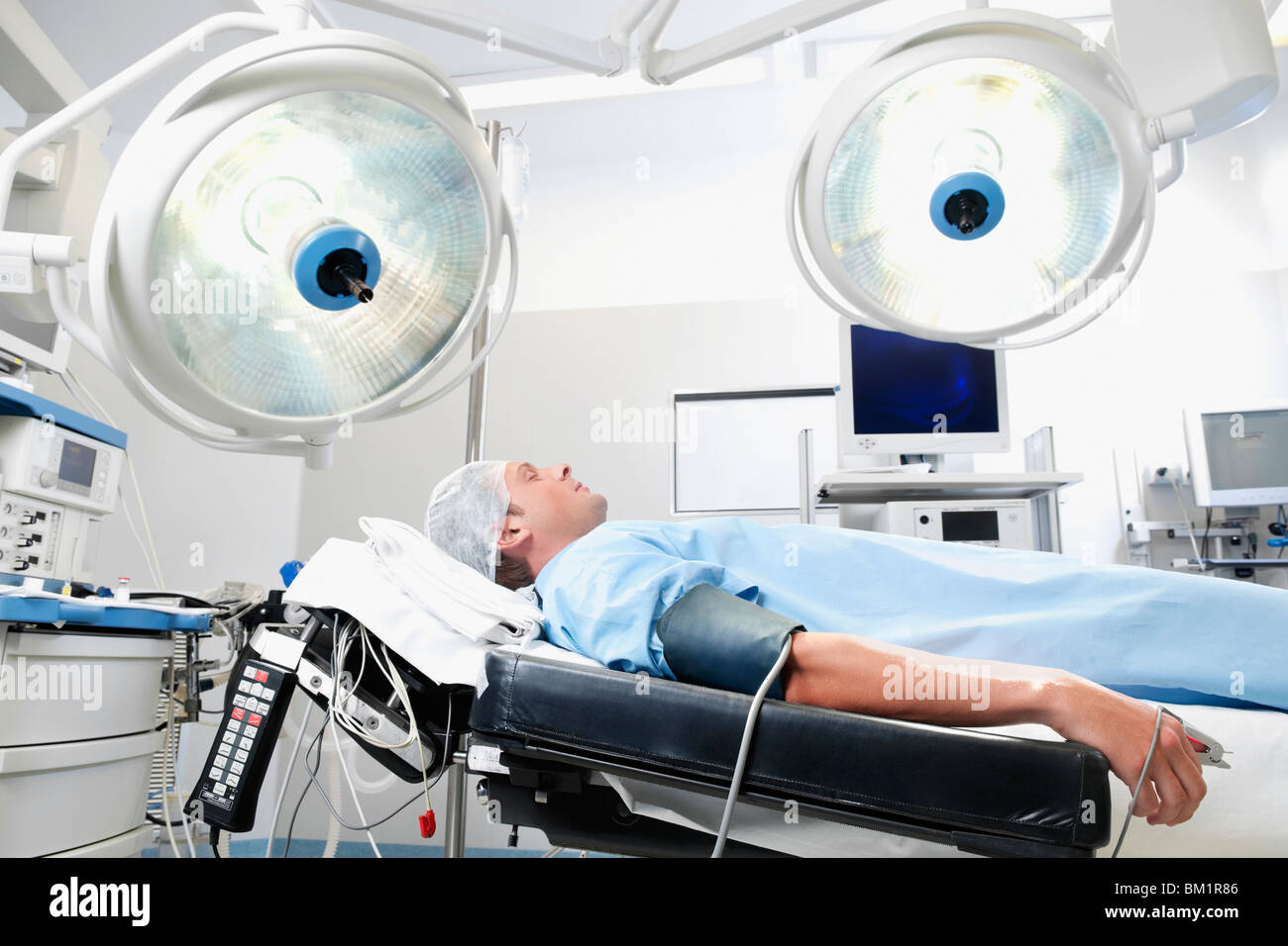 Patient lying down on an examination table hires stock photography and