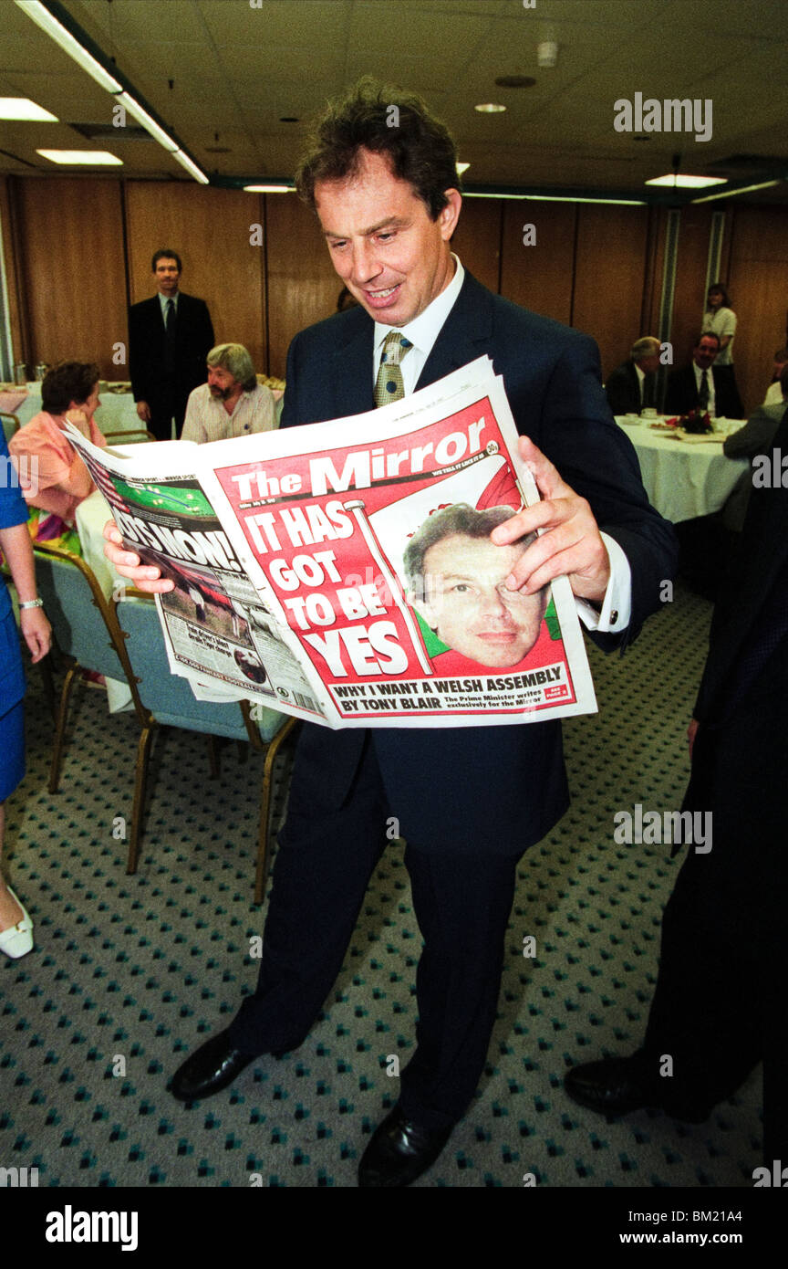 Prime Minister Tony Blair with copy of THE MIRROR newspaper during 1997 Referendum YES campaign for National Assembly for Wales Stock Photo