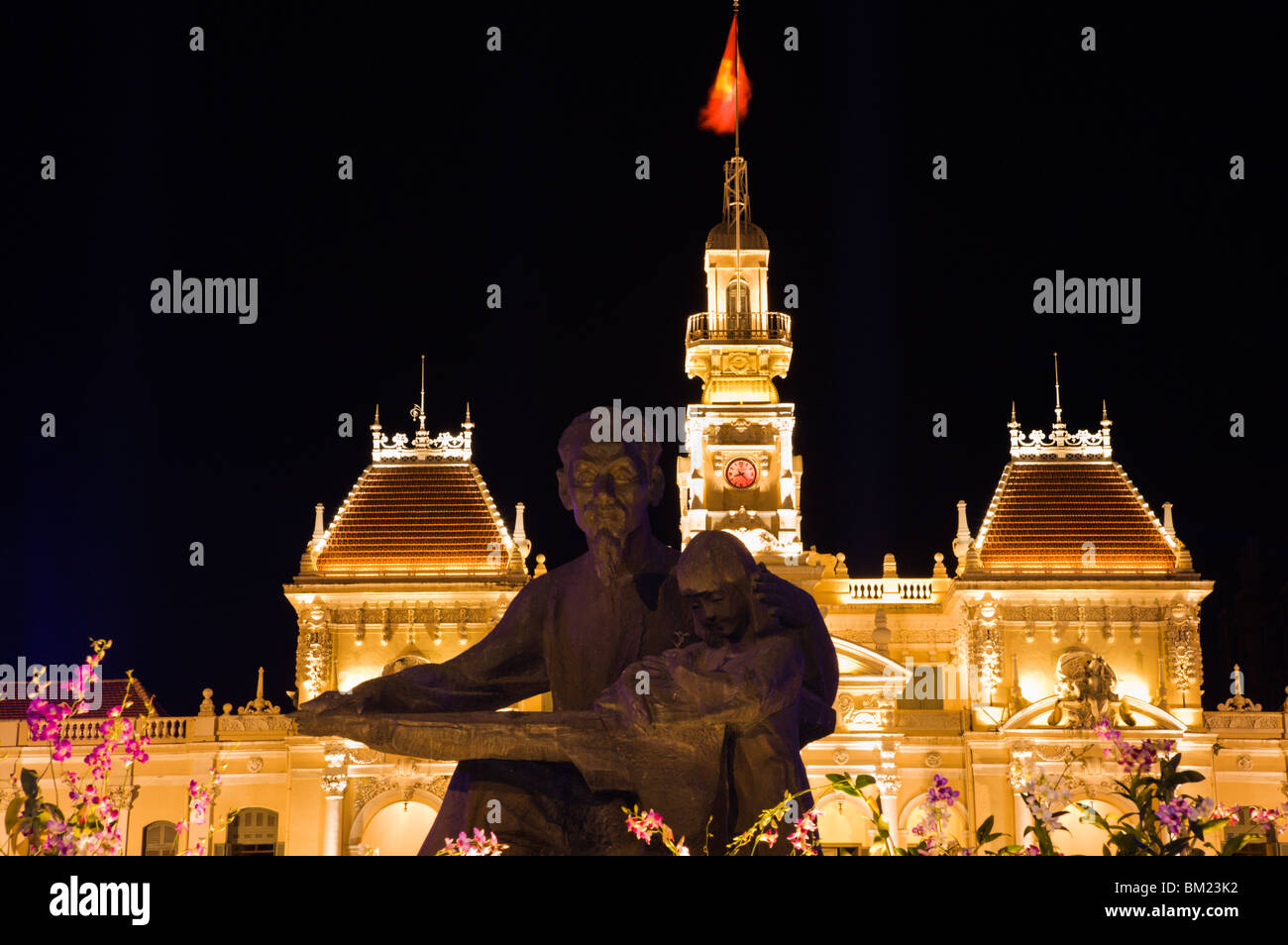 Nightshot of Ho Chi Minh statue in front of Hotel de Ville in central Ho Chi Minh City Stock Photo