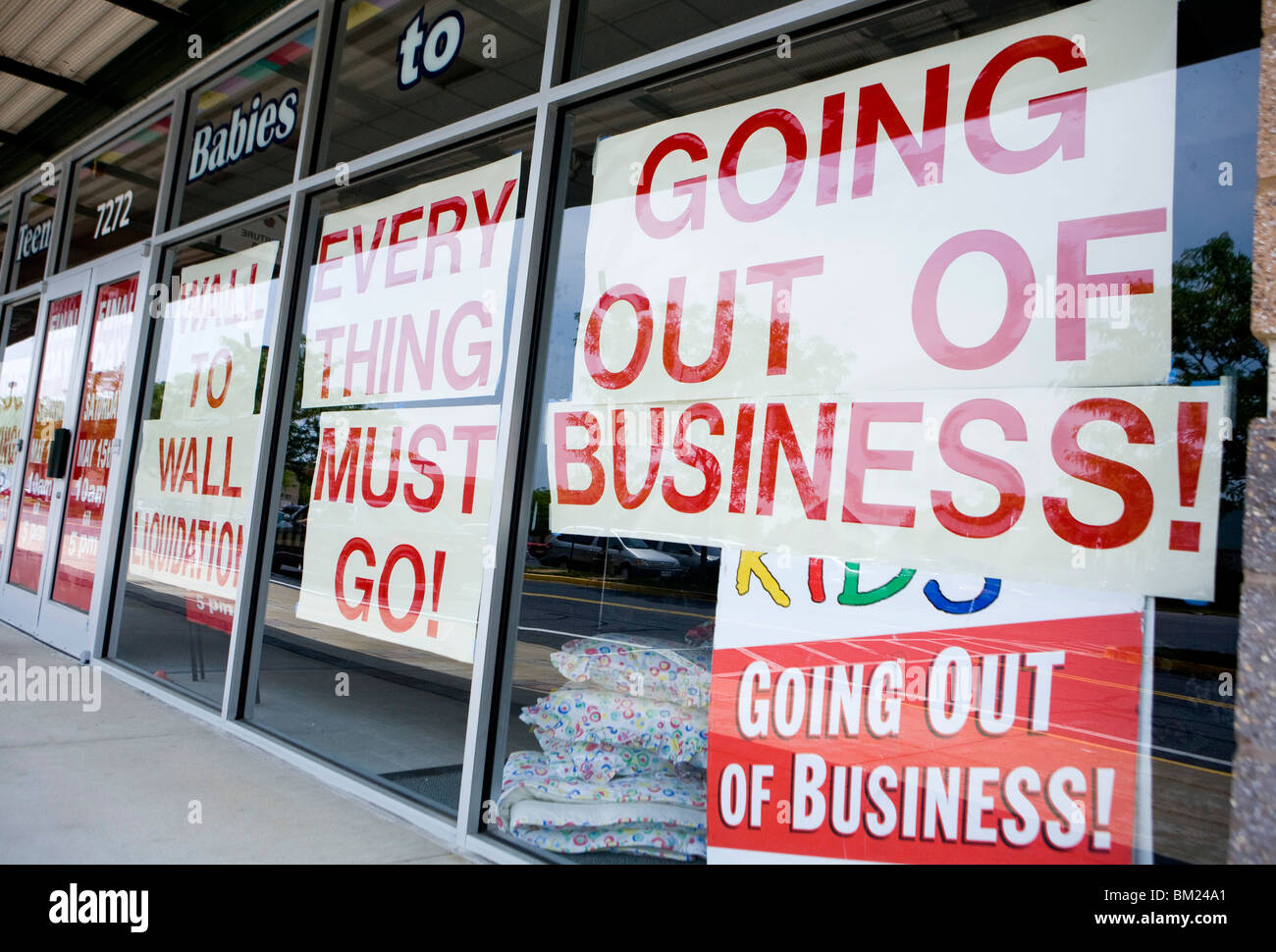 Going out of business and sale signs at a retail store Stock Photo Alamy