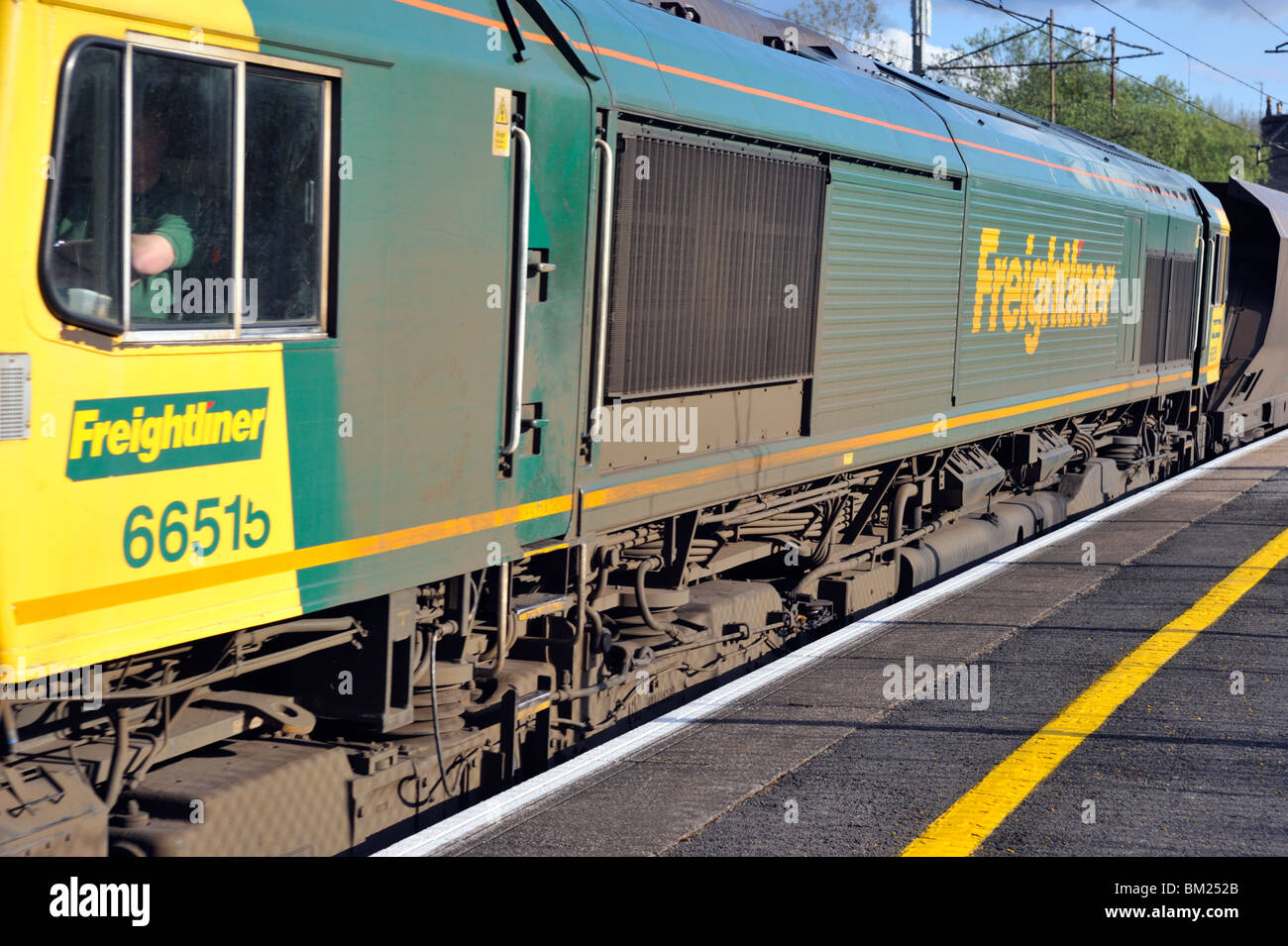 Freightliner Class 66 Number 66515 at speed. Oxenholme Station, West Coast Main Line, Cumbria, England United Kingdom, Europe. Stock Photo
