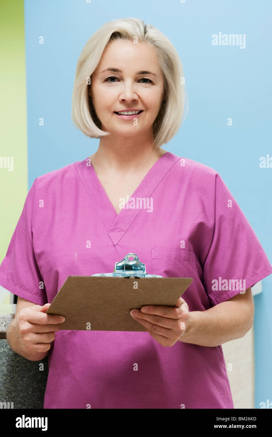 Female nurse holding a clipboard Stock Photo - Alamy