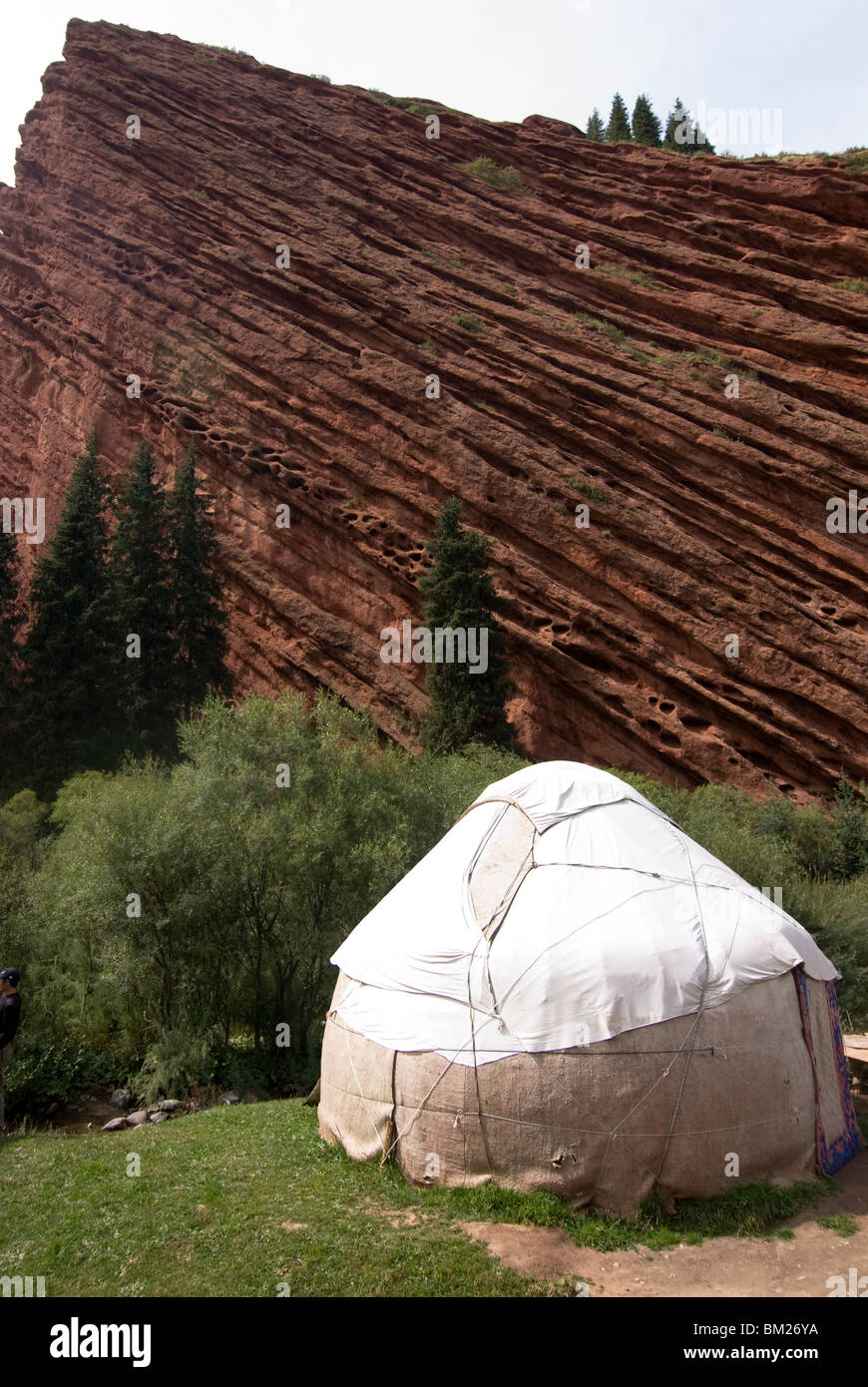 Yurt below a dramatic rock formation, Jeti-Oghuz near Karakol, Kyrgystan, Central Asia Stock Photo