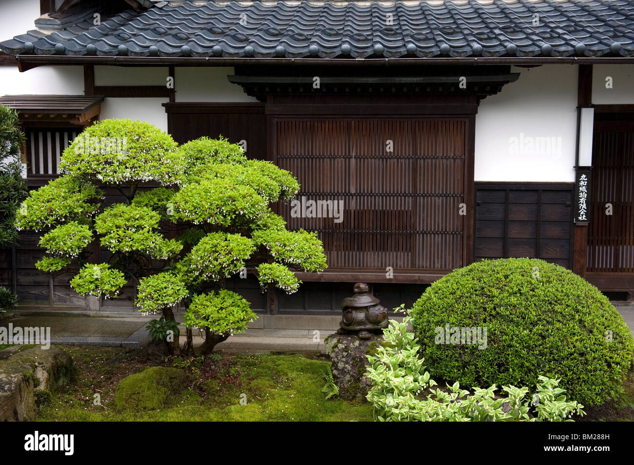 Neatly manicured landscape garden in courtyard of temple in Takufu, Fukui, Japan Stock Photo
