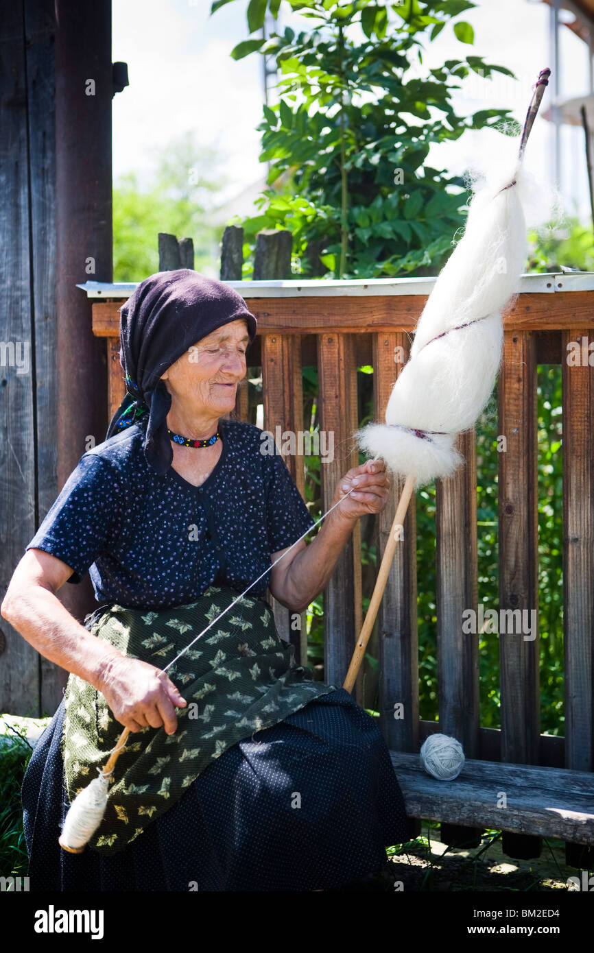Elderly woman spinning wool, Ieud, Maramures, Romania Stock Photo