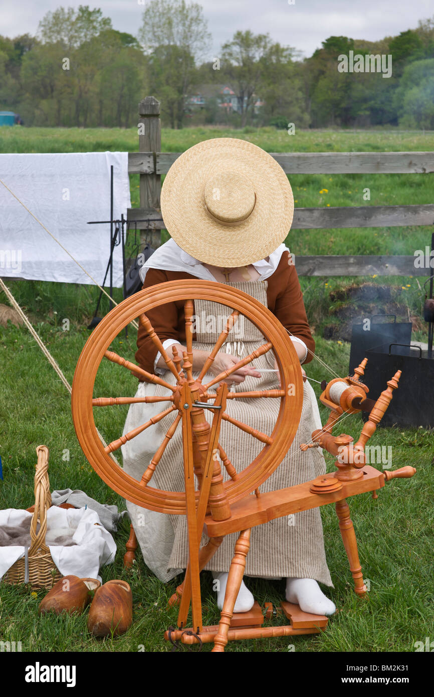 A woman yarn spinner dressed in authentic XVIII century Dutch dress working  on a spinning wheel in Holland Michigan hi-res Stock Photo - Alamy