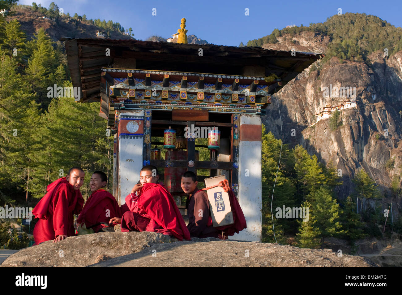 Monks on their way up to the Tiger Nest (Taktshang Goempa) monastery, Bhutan Stock Photo