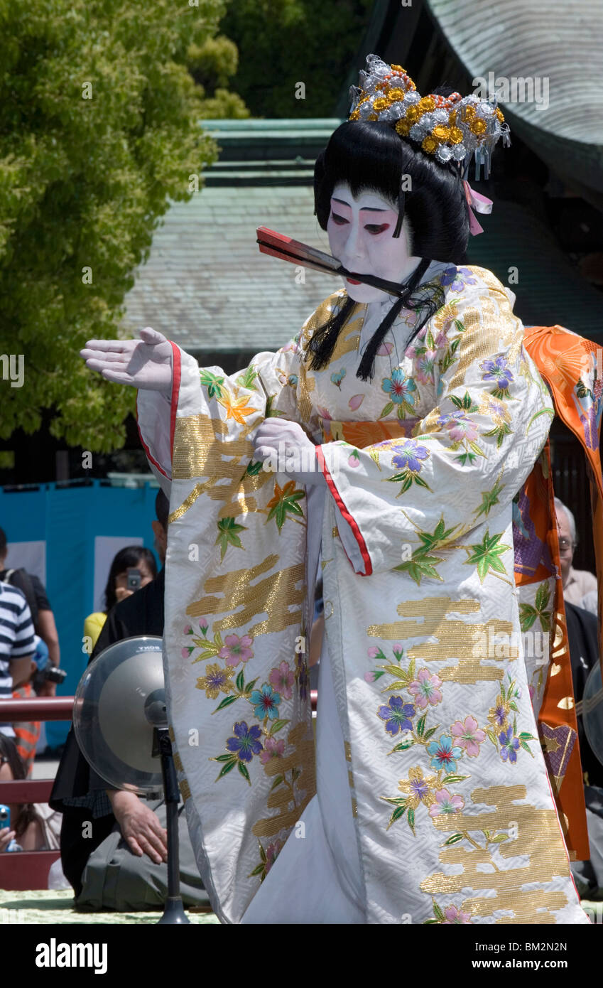 Man dressed as woman hi-res stock photography and images - Alamy