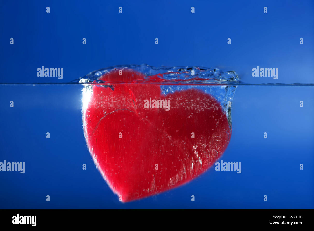 Your heart sinks идиома. девушка под водой. сердечко на стекле. сердце тонет. титаник камень сердце океана.