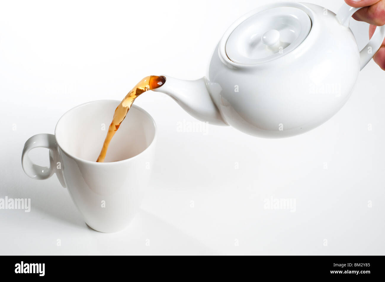 Black tea, pouring tea from tea pot in a white, - Stock Photo [98799334]  - PIXTA