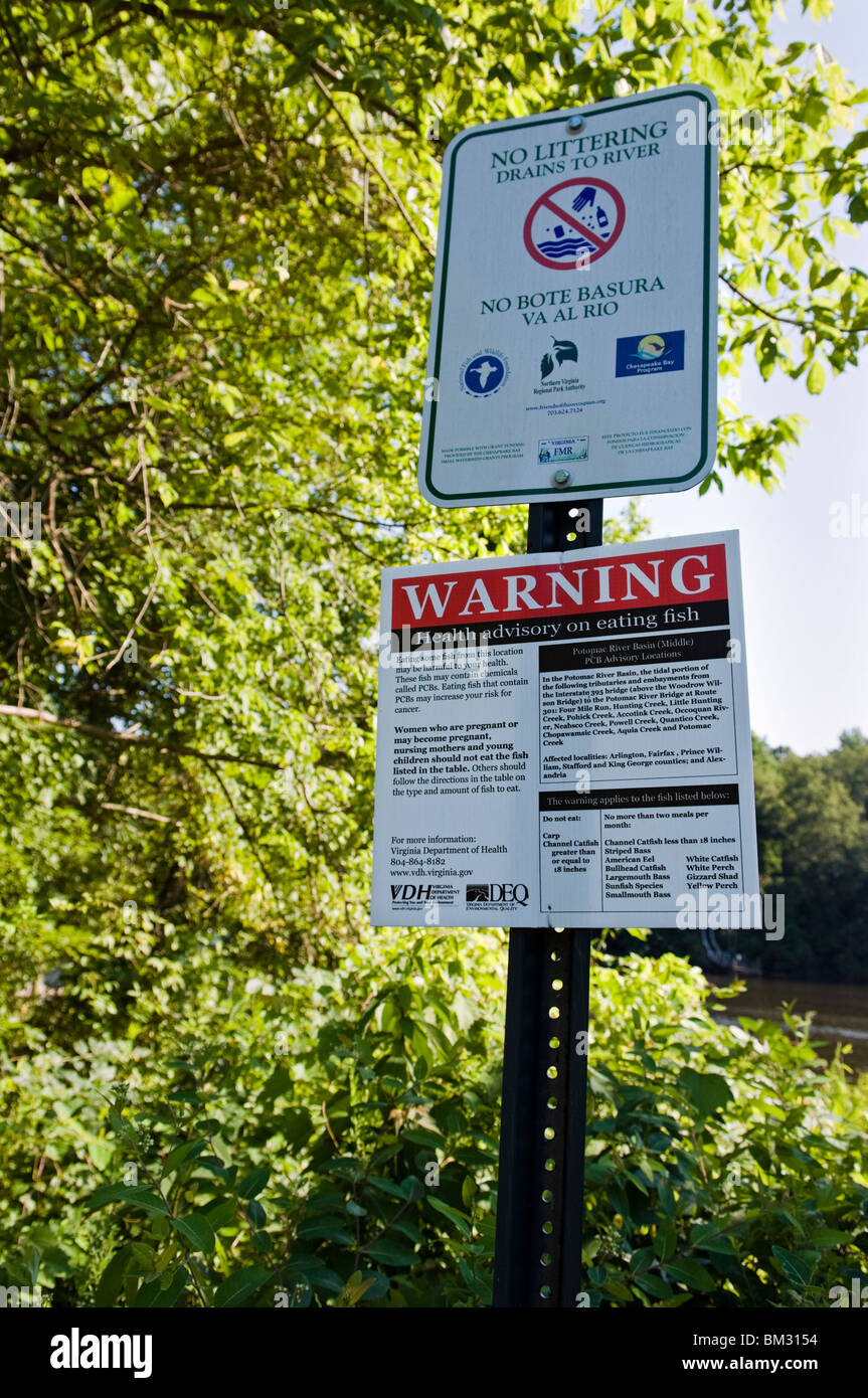 Warning signs on the Potomac River and health advisory on eating fish from polluted rivers Stock Photo