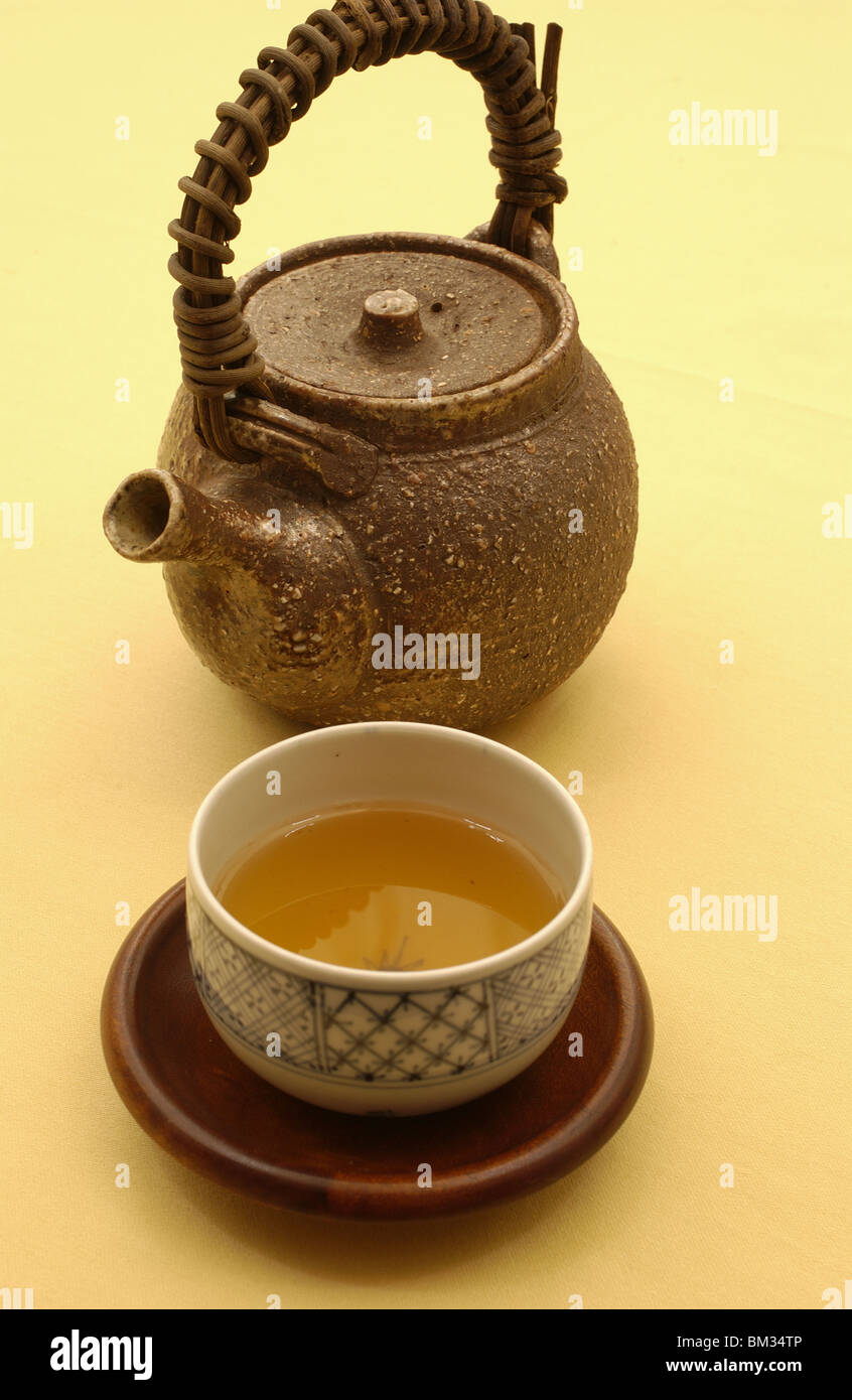 Teapot and roasted green tea Stock Photo Alamy