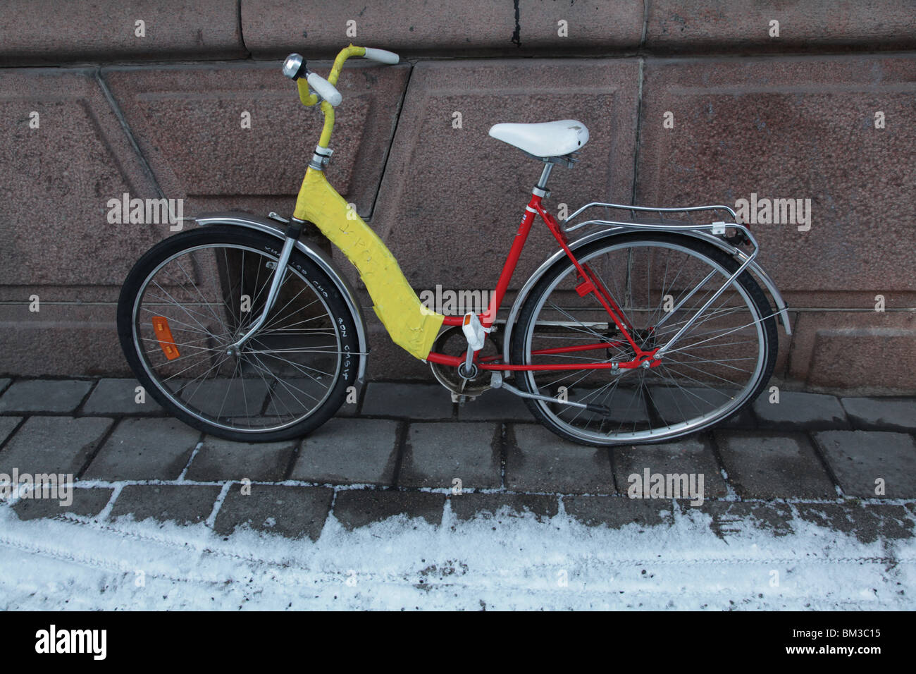 DISCARD BICYCLE WITH WARPED WHEELS Bike cycle bicycle abandoned broken