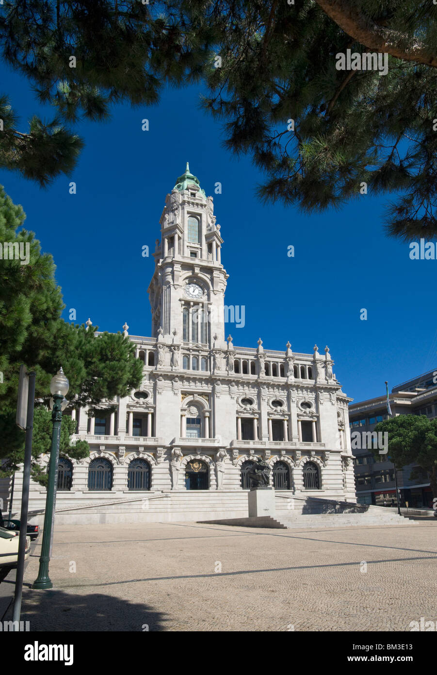 Portugal, The Costa Verde, Porto, The Town Hall ( camara Municipal ) Building, Praça do General Humberto Delgado, the Avenida Dos Aliados Stock Photo