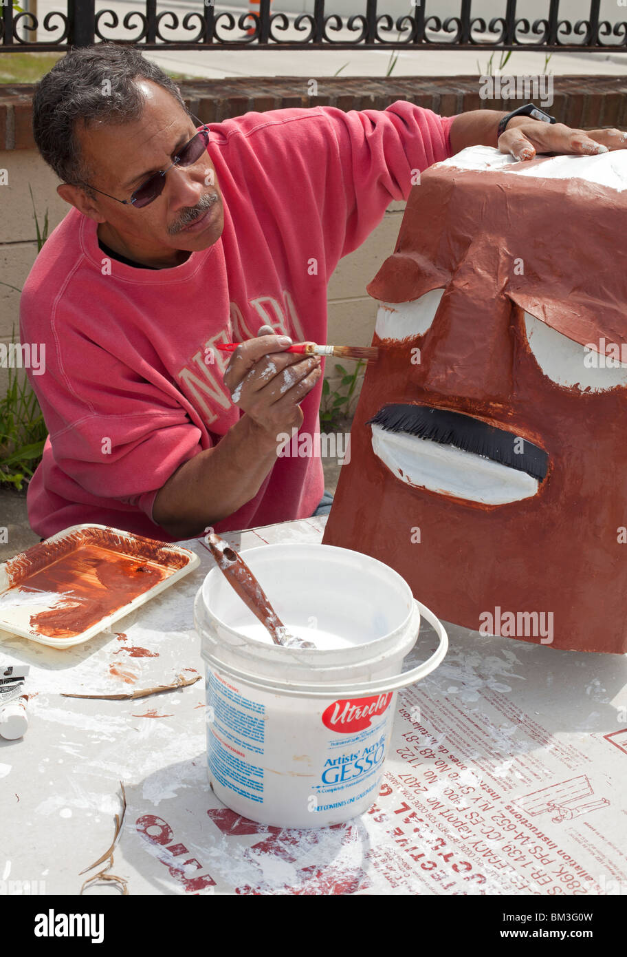 Giant puppet hires stock photography and images Alamy