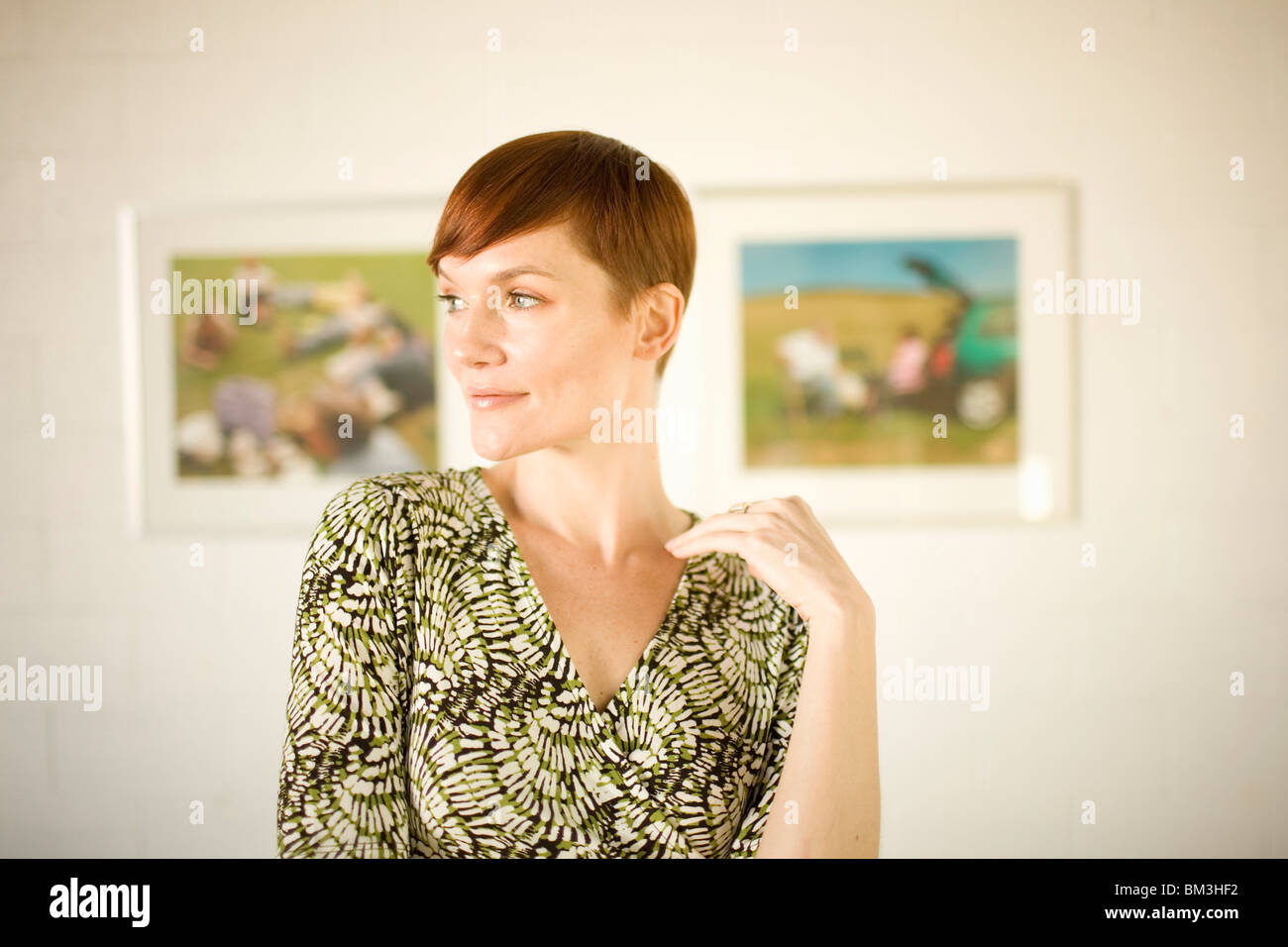 Young women in art gallery hi-res stock photography and images - Alamy