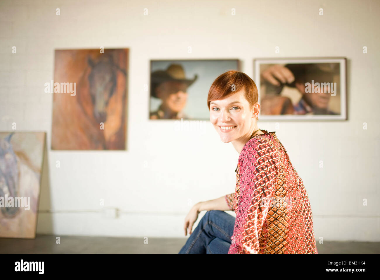 Young woman in art gallery Stock Photo - Alamy