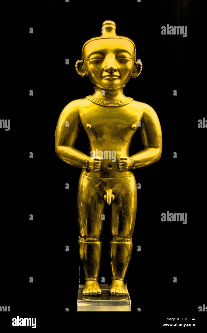 Treasure Gold sculpture statuette of a Quimbaya cacique chief leader from Colombia Colombian  200 and 1000 AD Stock Photo