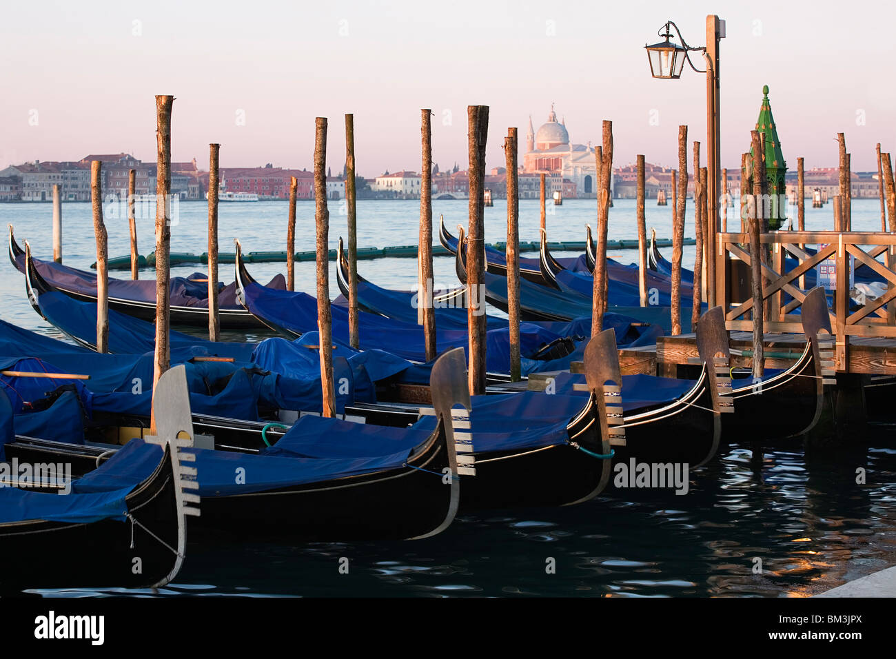Venice and gondolas hi-res stock photography and images - Alamy