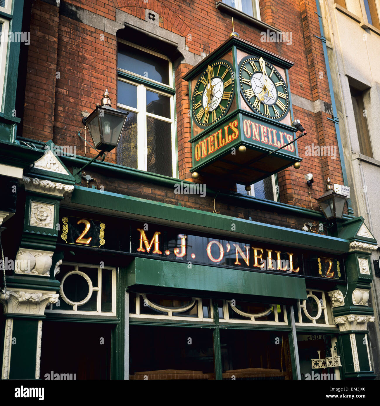 M.J. O'NEILL BAR & RESTAURANT WITH CLOCK ABOVE FRONT DOOR DUBLIN IRELAND Stock Photo Alamy
