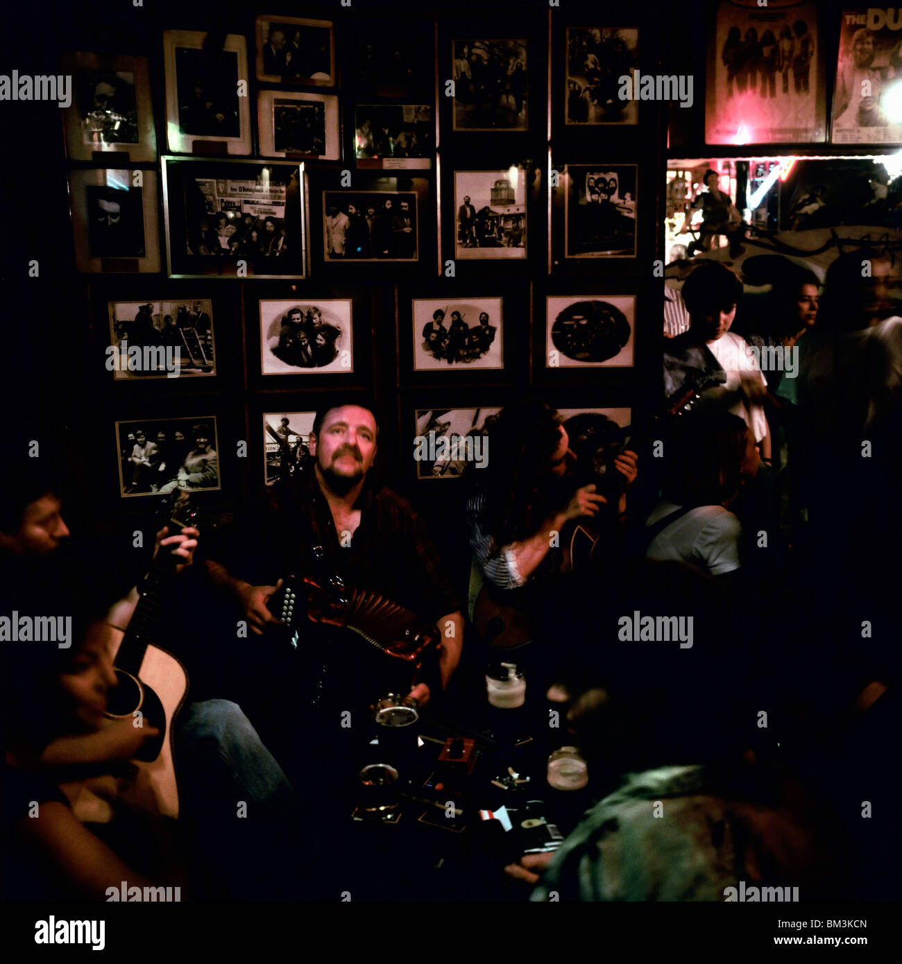 LIVE TRADITIONAL IRISH MUSIC IN O'DONOGHUE'S BAR DUBLIN IRELAND EUROPE Stock Photo