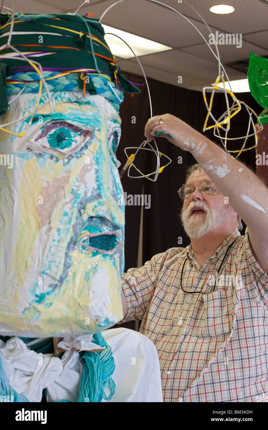 Giant puppet hires stock photography and images Alamy