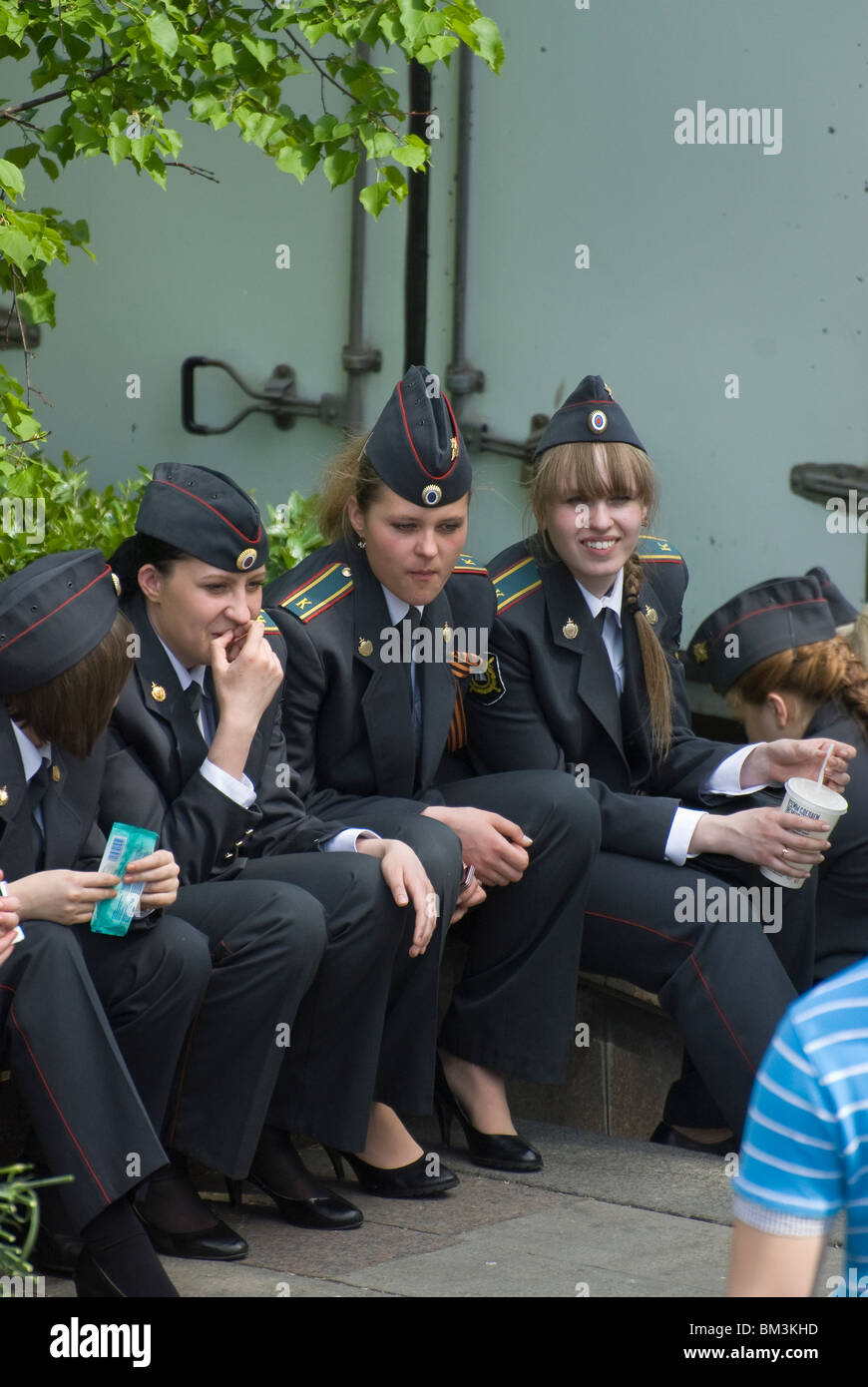 Yashil xalat kiygan xonim porno onlayn eski Porno mulatto va ikki yigit