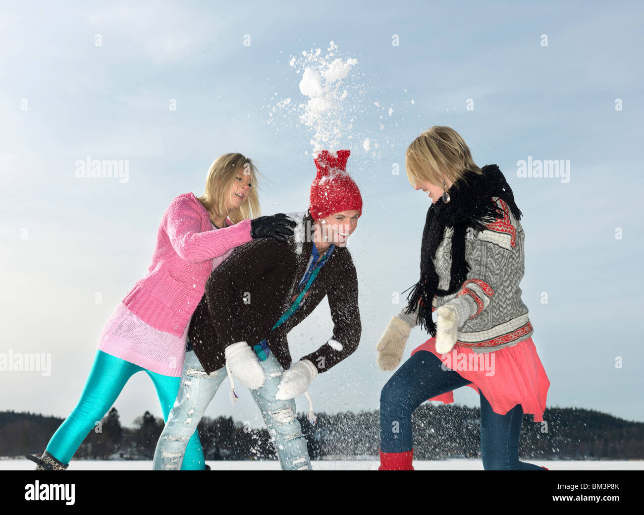 Снежки это в по взрослому что. Снежки. Игра в снежки. Дети кидаются снежками. Дети в снегу.