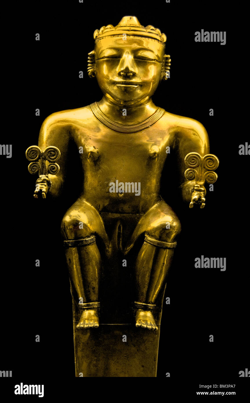 Treasure Gold sculpture statuette of a Quimbaya cacique chief leader from Colombia Colombian  200 and 1000 AD Stock Photo