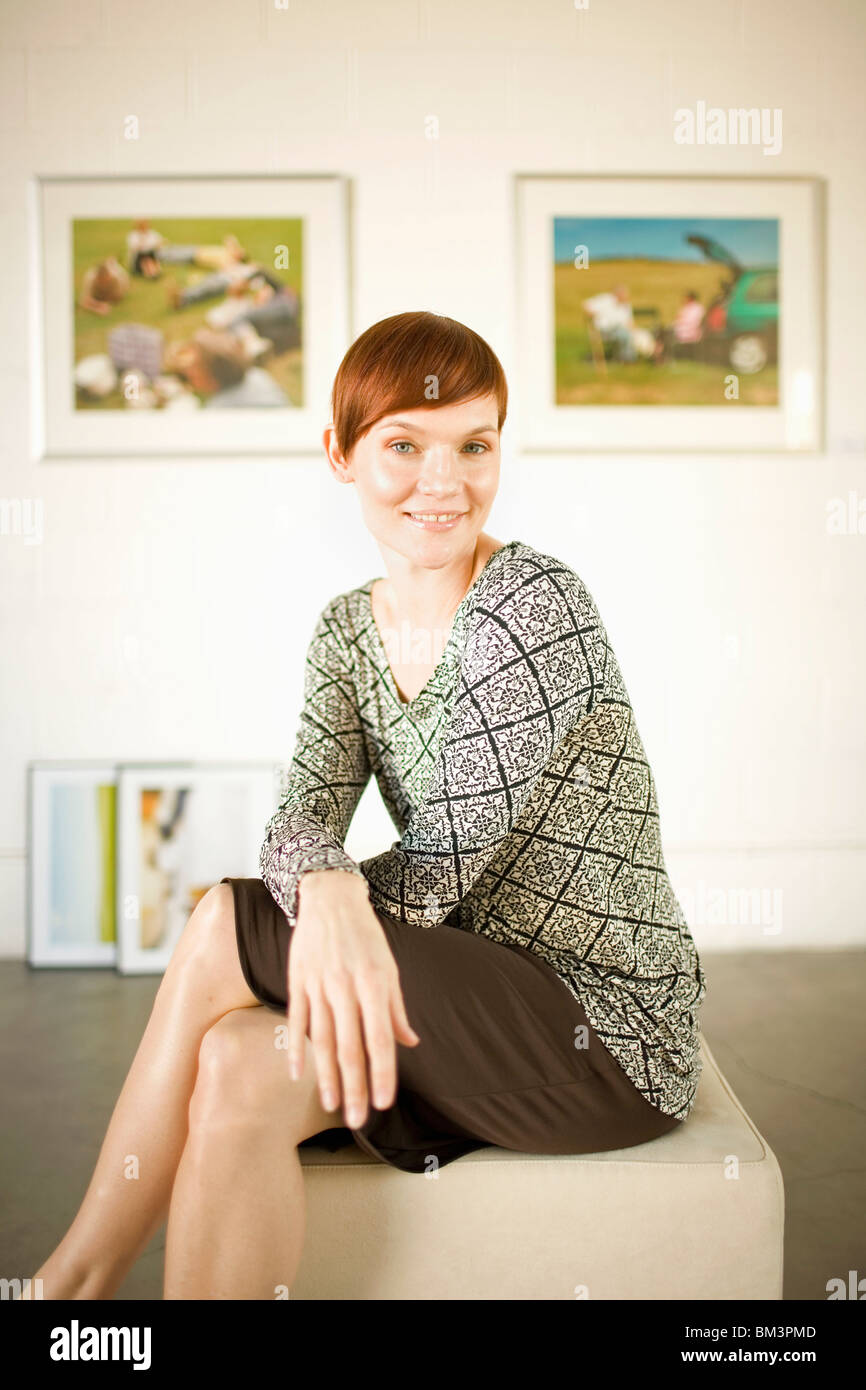 Young woman in art gallery Stock Photo - Alamy