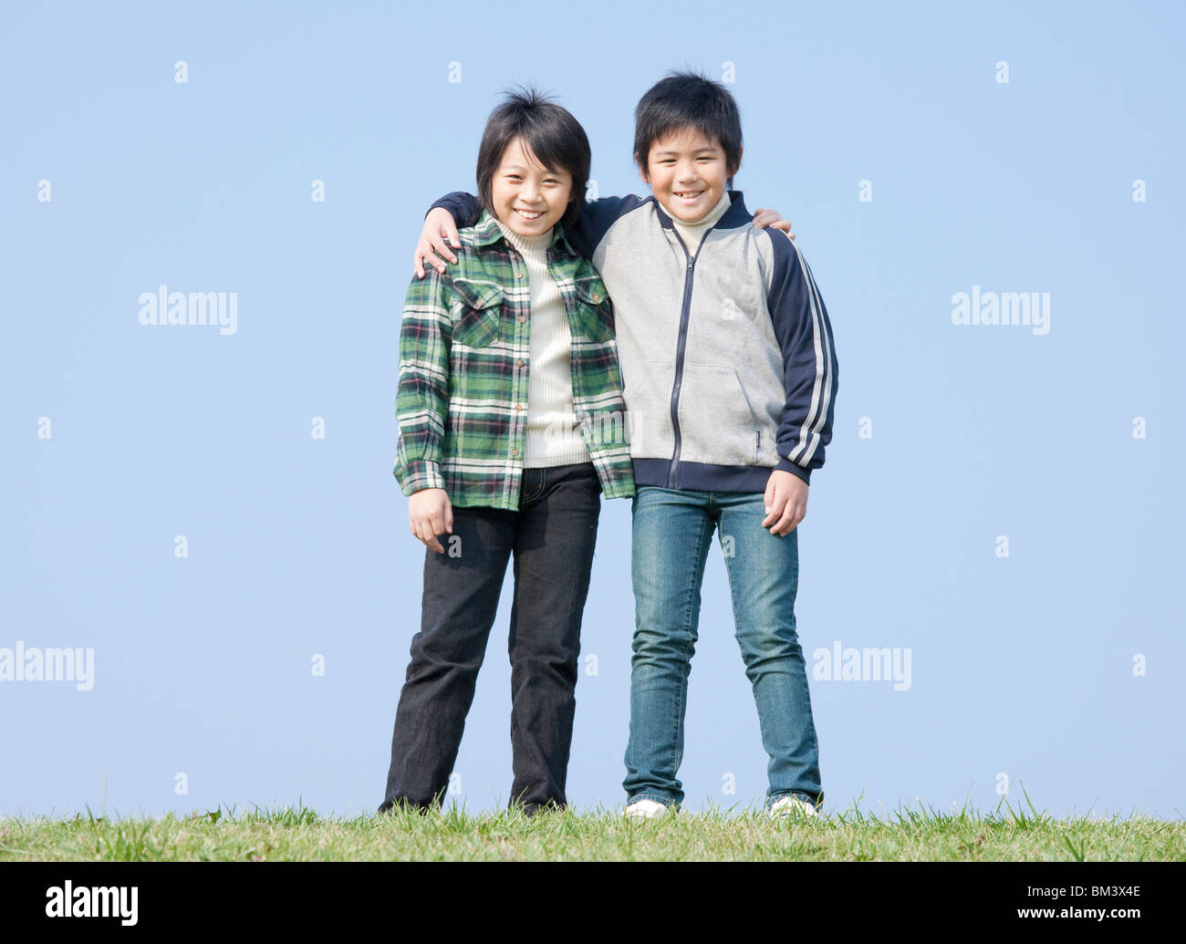 Arm around a shoulder hi-res stock photography and images - Alamy