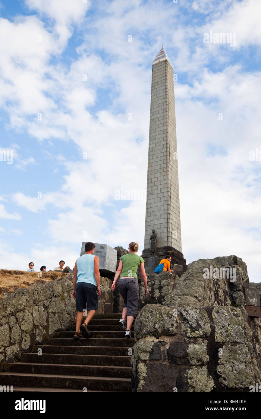Visitors climb the steps to the memorial atop One Tree Hill Domain (Maungakiekie). Auckland, North Island, New Zealand Stock Photo