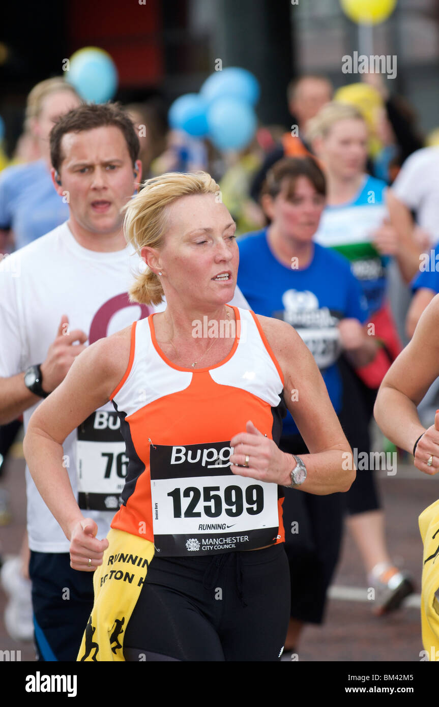 group of runners in manchester 10k 2010 Stock Photo Alamy